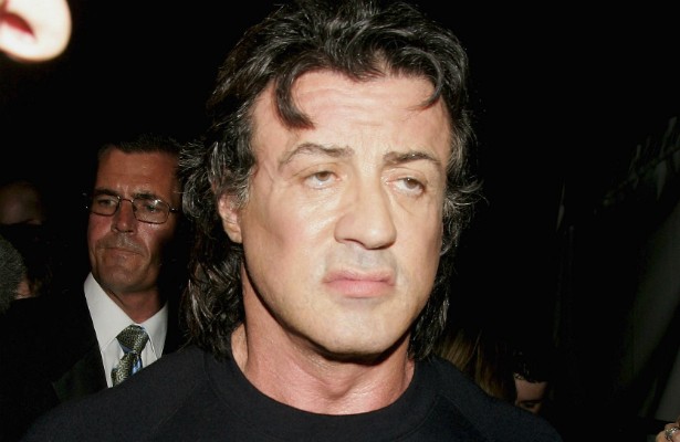 Que bomba! O norte-americano e supermusculoso ator Sylvester Stallone foi detido em fevereiro de 2007 num aeroporto de Sydney, na Áustrália, por trazer consigo um hormônio de fortalecimento muscular proibido naquele país. (Foto: Getty Images)