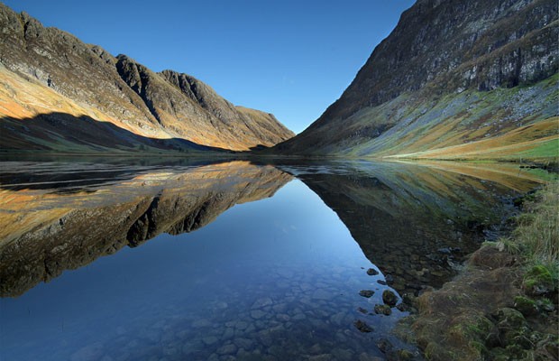 A Ilha de Skye se caracteriza por sua paisagem agreste, com pouca vegetação, o que a distingue da Escócia continental. Merrifield mostra aqui o Lago Caol (Foto: Roger Merrifield/Barcroft Media)