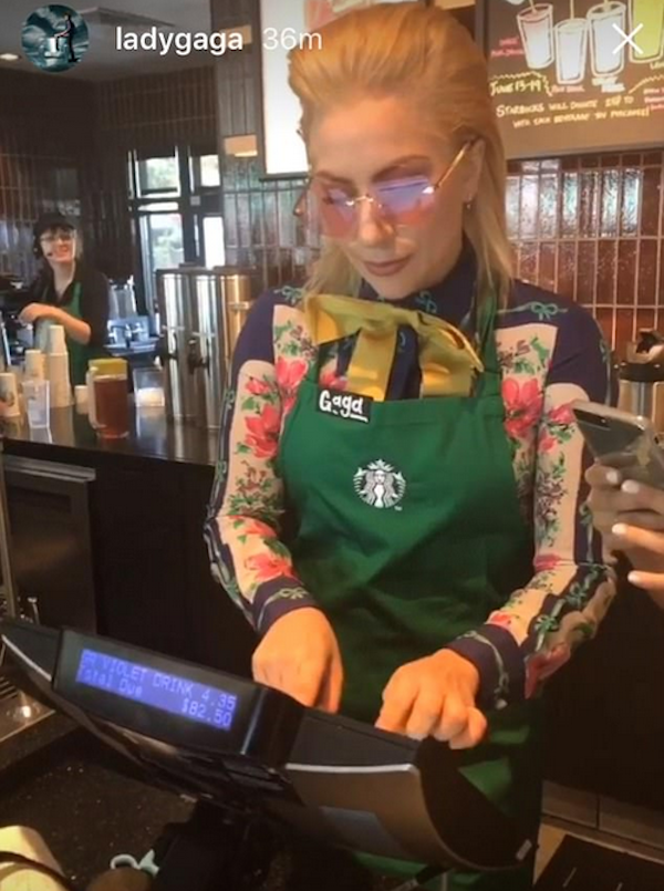 A cantora Lady Gaga trabalhando em uma rede de café (Foto: Instagram)