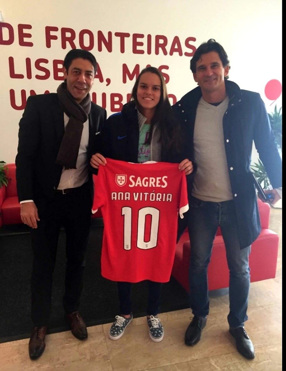 Jogadora de 18 anos deixa o Corinthians para ser a primeira camisa 10 do Benfica