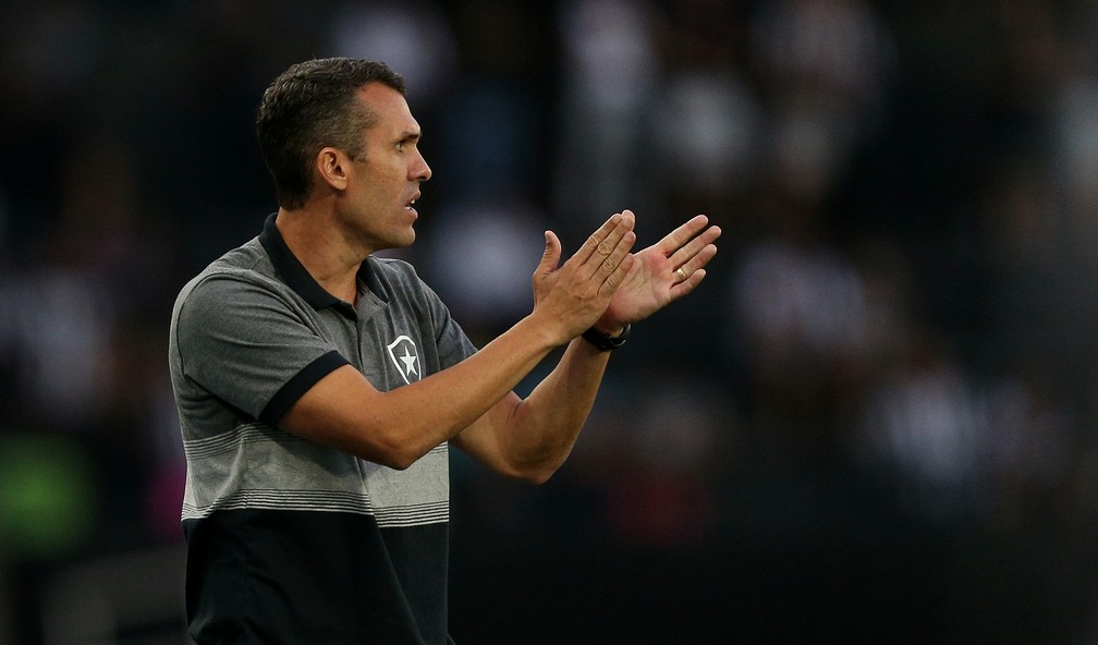 Bruno Lazaroni será o comandante na próxima quarta — Foto:  Vitor Silva/Botafogo