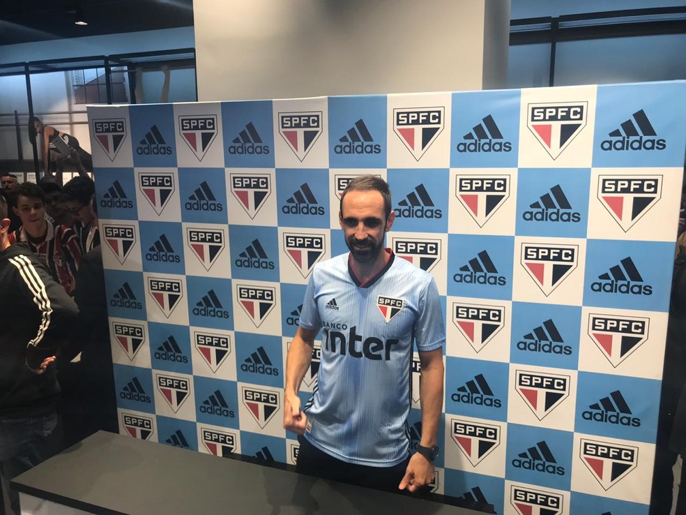 Juanfran deu entrevista em evento da fornecedora de material esportivo do São Paulo — Foto: Eduardo Rodrigues