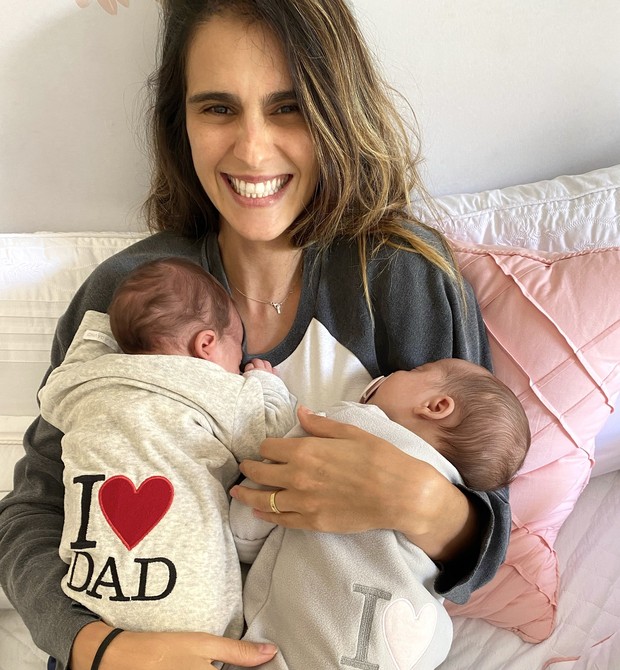 Marcella com as gêmeas Sophia e Pietra, em casa (Foto: Arquivo pessoal)