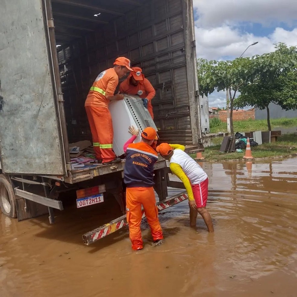 Em meio a enchente em Imperatriz, algumas pessoas tentam salvar alguns bens — Foto: Divulgação/CBMMA