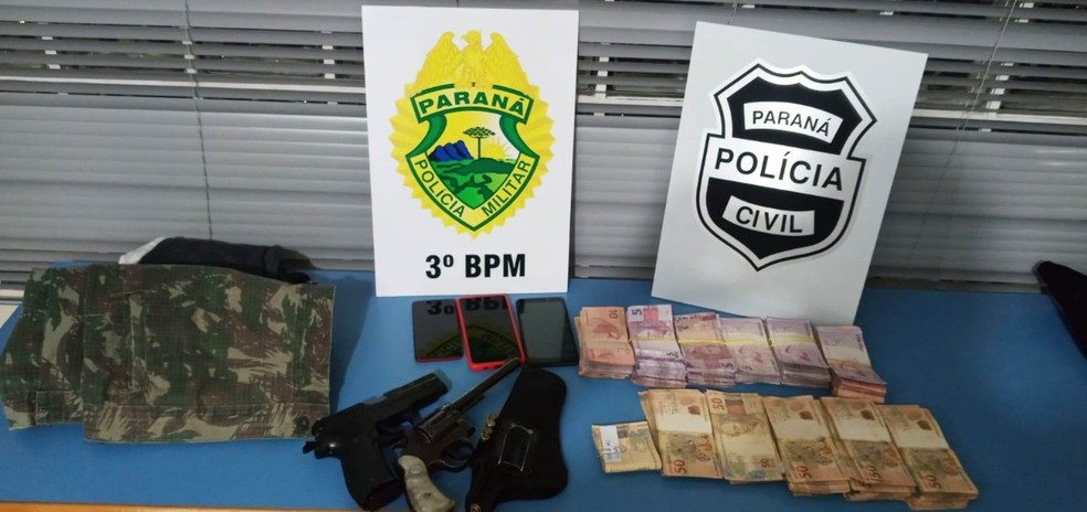 Policiais recuperaram R$ 19 mil durante a prisão dos suspeitos — Foto: PM