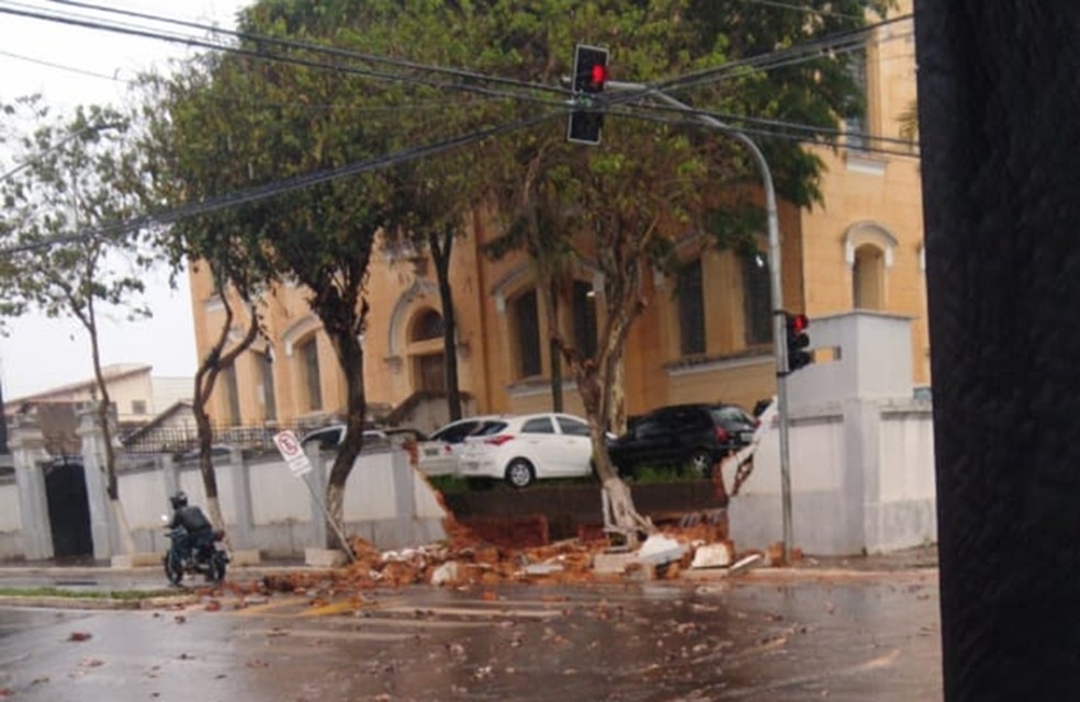 Muro da delegacia de Itapetininga (SP) caiu com a força da água — Foto: Arquivo Pessoal