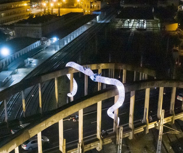 Viaduto em BH amanhece envolto por duas cobras gigantes em instalação artística; veja o vídeo (Foto: Reprodução / Instagram @cura.art)