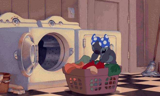 Stich lavando roupa (Foto: Giphy)