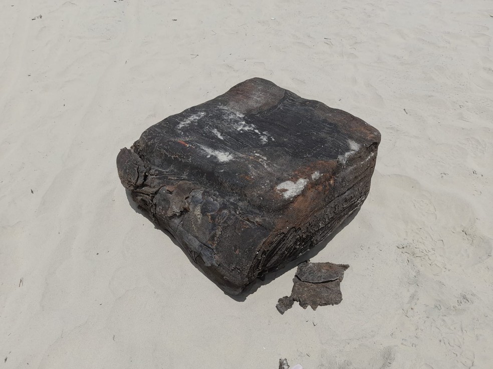 Objeto de borracha que desprendeu de navio nazista foi encontrado em Peruíbe, SP — Foto: Edson Ventura