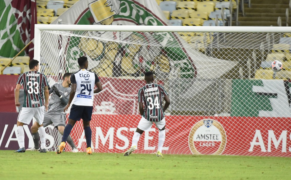 Feitiço contra o feiticeiro: Flu não conseguiu aproveitar nenhuma bola aérea — Foto: André Durão