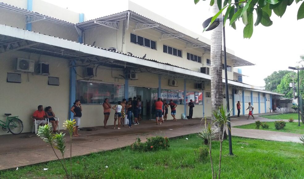 Jovem foi levado para o Hospital de Emergência, em Macapá, onde segue internado (Foto: Jorge Abreu/G1)
