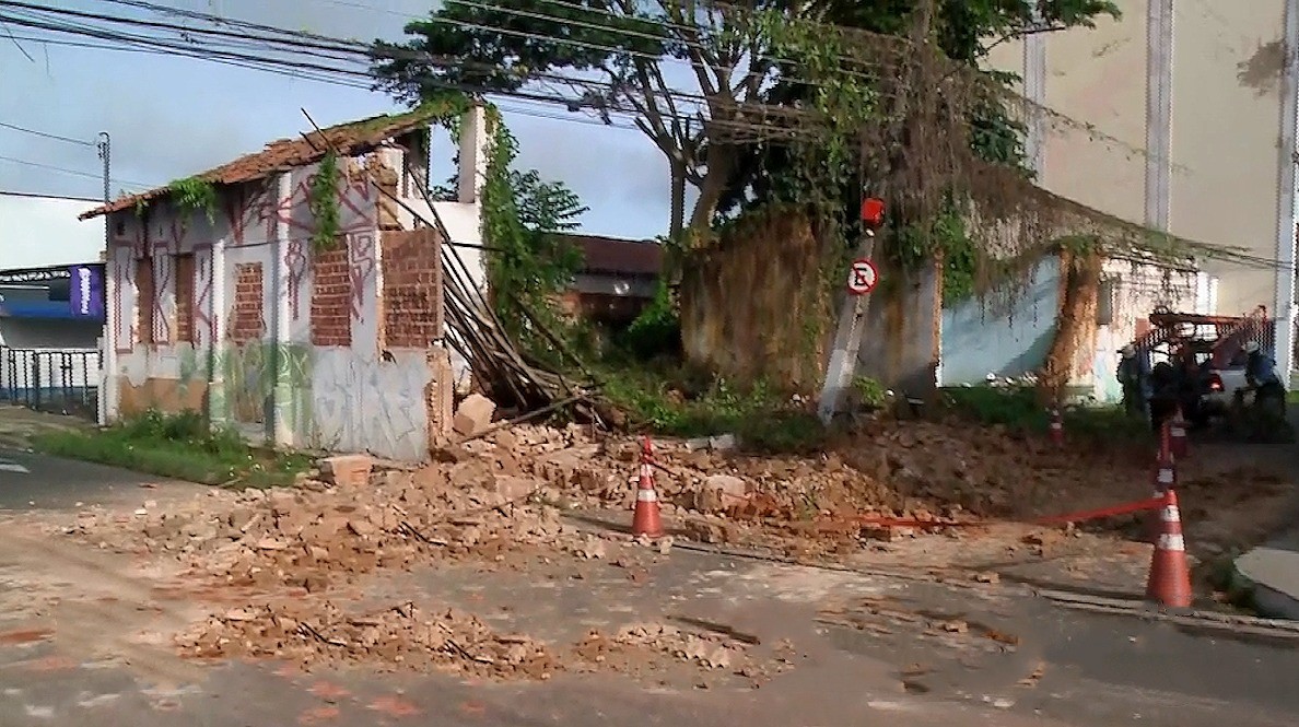 Prédio onde funcionava a antiga Casa do Estudante desaba no Centro de Teresina