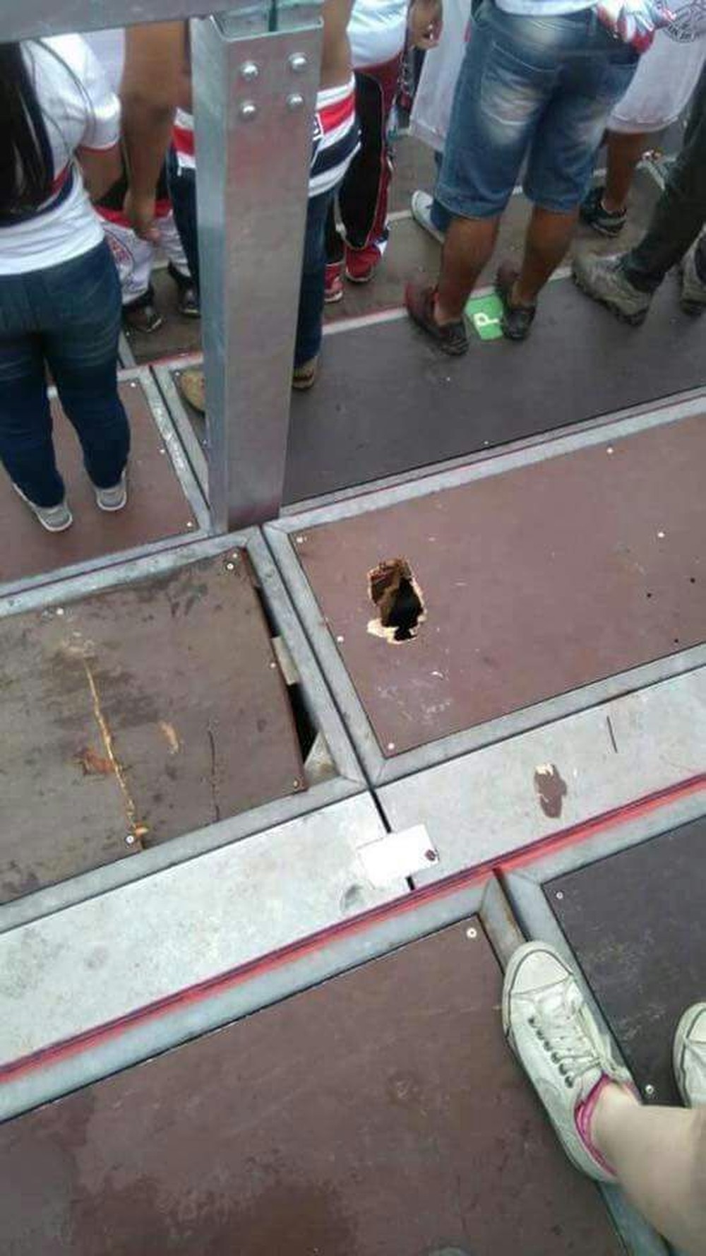 Torcedores do São Paulo quebram placas da arquibancada