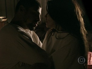 André e Katia fazem amor em sonho (Foto: O Caçador/TV Globo)