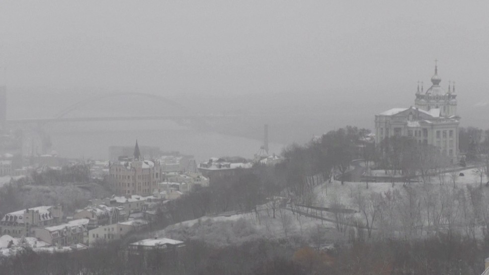 Primeira neve, antecipando o inverno, caiu sobre Kiev, capital da Ucrânia, no dia 17 de novembro de 2022 — Foto: Reuters
