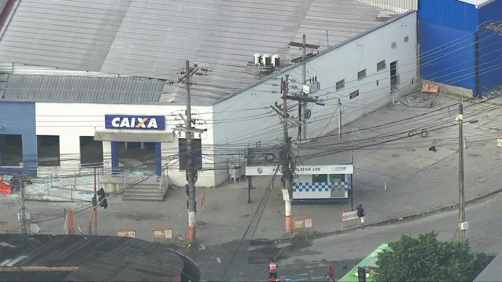 Criminosos explodiram caixa eletrônico da Caixa Econômica Federal em Belford Roxo nesta sexta (4) — Foto: Reprodução / TV Globo