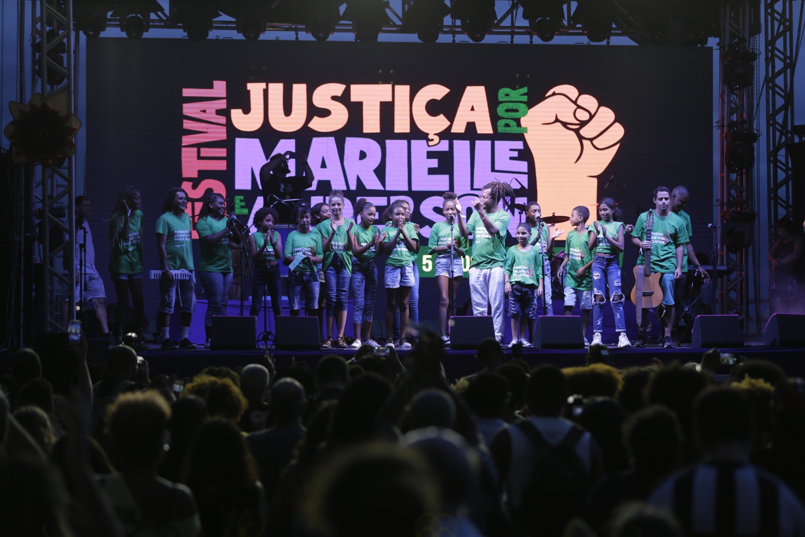 Festival cobra justiça pelo assassinato de Marielle Franco e Anderson Gomes, na Praça Mauá — Foto: Alexandre Cassiano / Agência O Globo