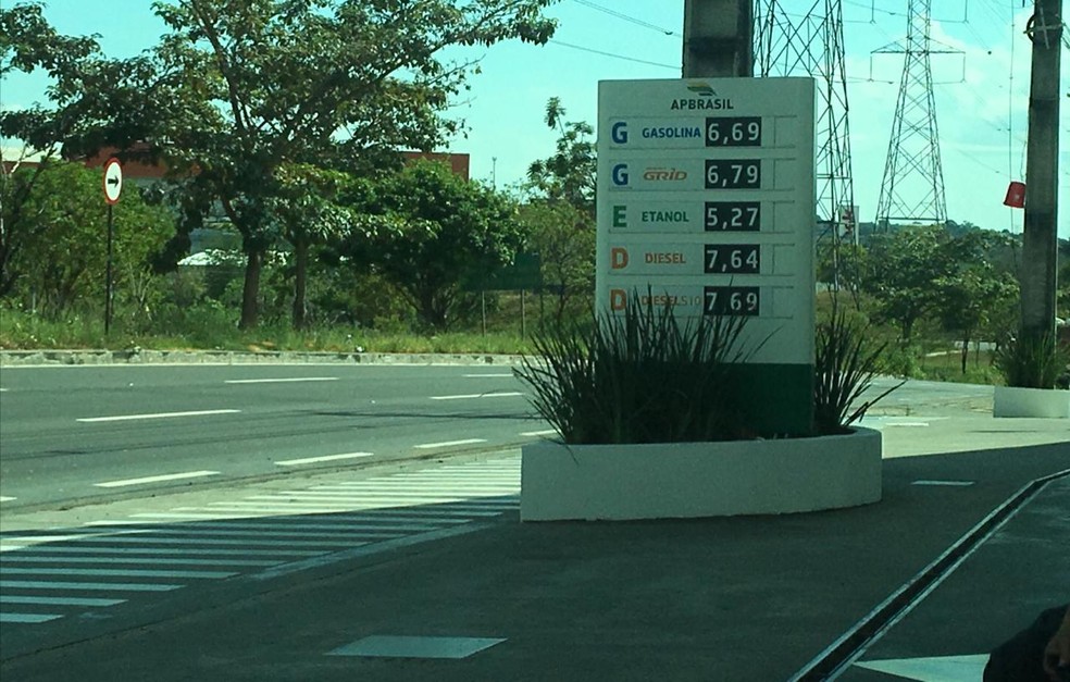 Posto na avenida das torres vende litro da gasolina a R$6,69. — Foto: Talitha Teixeira/Rede Amazônica. 