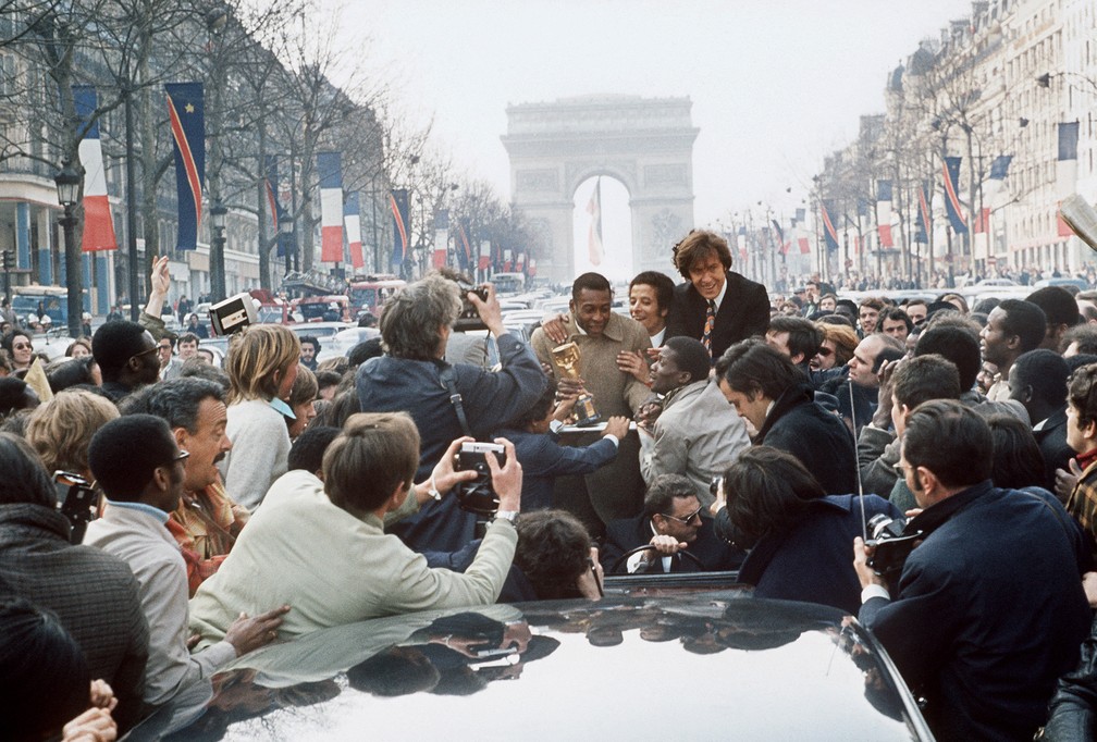 Pelé é cercado por uma grande multidão em 30 de março de 1971 na Champs-Elysées, em Paris — Foto: Staff/AFP/Arquivo