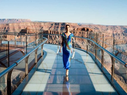 Modelo apresenta coleção em passarela sobre o Grand Canyon, nos EUA