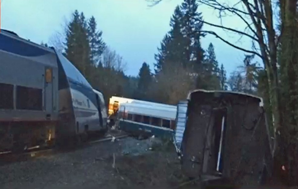 Trem descarrilou em Washington (Foto: NBC)