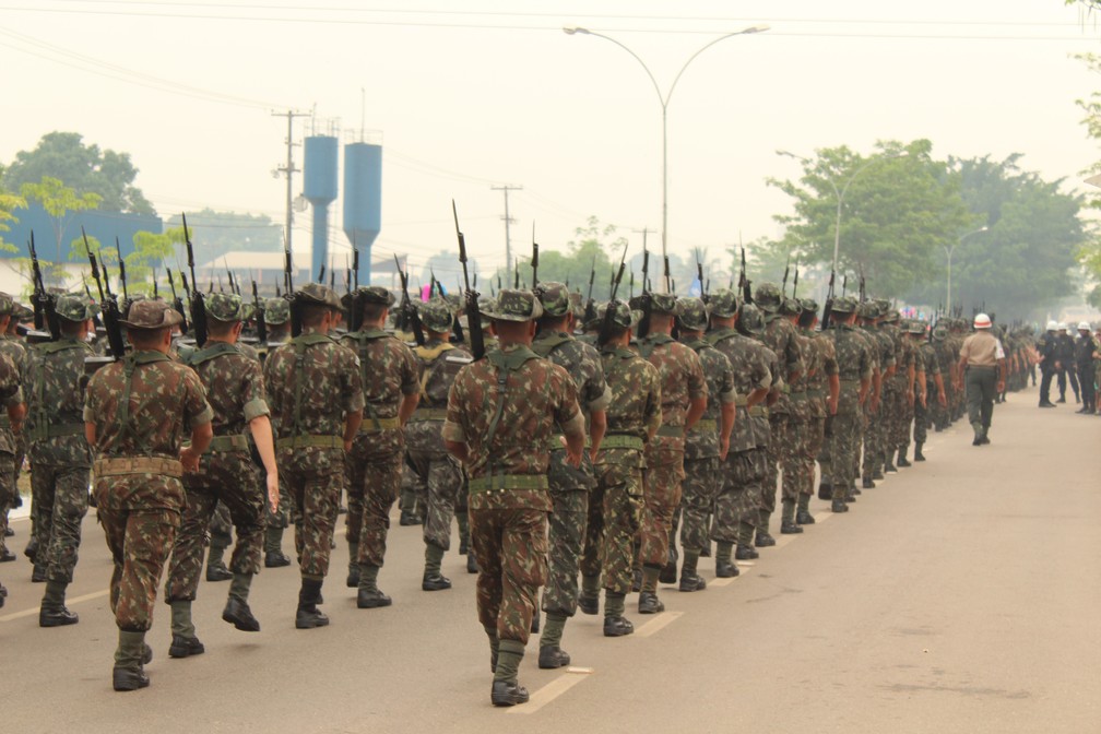 Exército encerra participação no desfile militar em Porto Velho. (Foto: Pedro Bentes/G1)