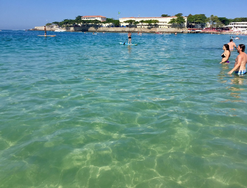 Praticantes de stand-up paddle aproveitaram o mar calmo e cristalino perto do Forte de Copacabana, no Posto 6 (Foto: José Raphael Berrêdo/G1)