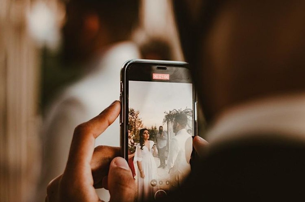 A noiva Ana Luísa transmitiu uma live durante o casamento religioso no DF — Foto: Victor Corrêa 