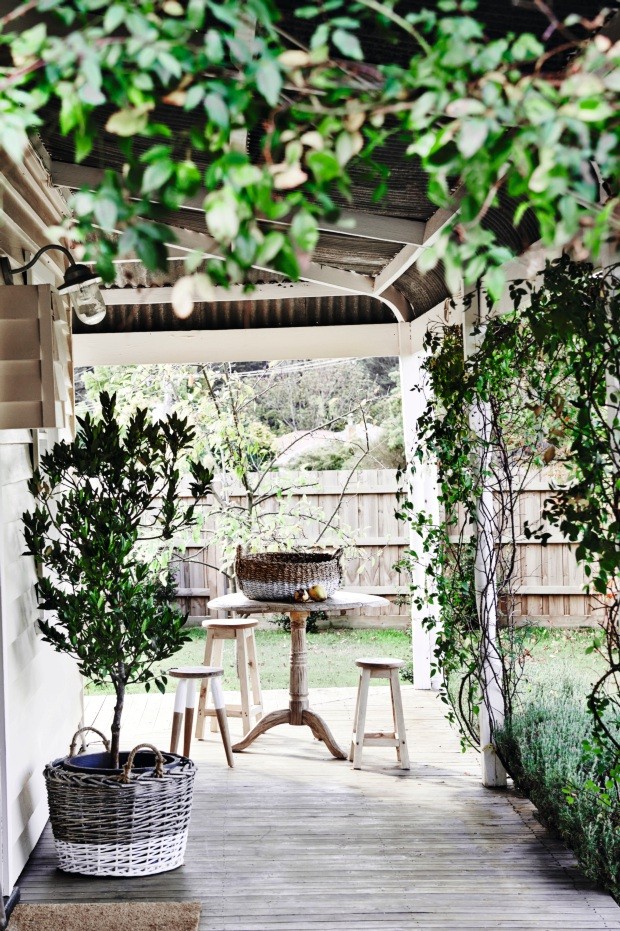 Varanda. Os jardins de frutos e ervas são mantidos por um jardineiro local para garantir produtos frescos para o casal e os hóspedes que visitam a casa (Foto: Lisa Cohen / Living Inside)