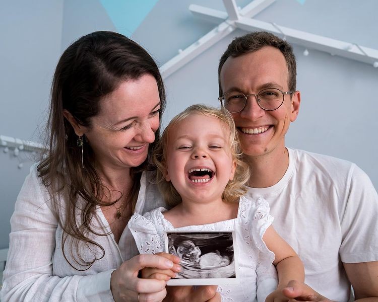 Pais de Alice, criança que estrelou comercial com Fernanda Montenegro, anunciam nova gravidez (Foto: Reprodução/Instagram)