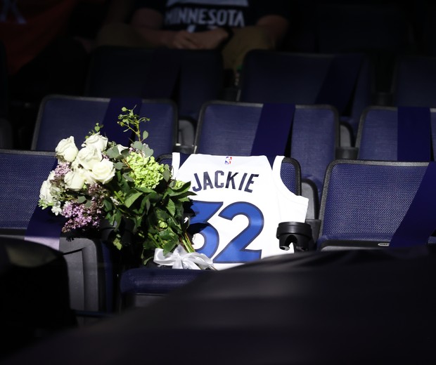 NBA: homenagem do Minnesota Timberwolves a mãe de Karl-Anthony Towns, morta com Covid-19 (Foto: David Sherman/NBAE via Getty Images)