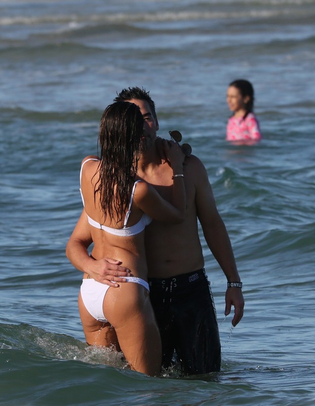 Alessandraa Ambrosio curte praia com namorado e filha (Foto: Dilson Silva/AgNews)