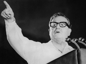 Imagem de arquivo mostra Salvador Allende em evento de aniversário do partido comunista chileno. (Foto: France Presse)