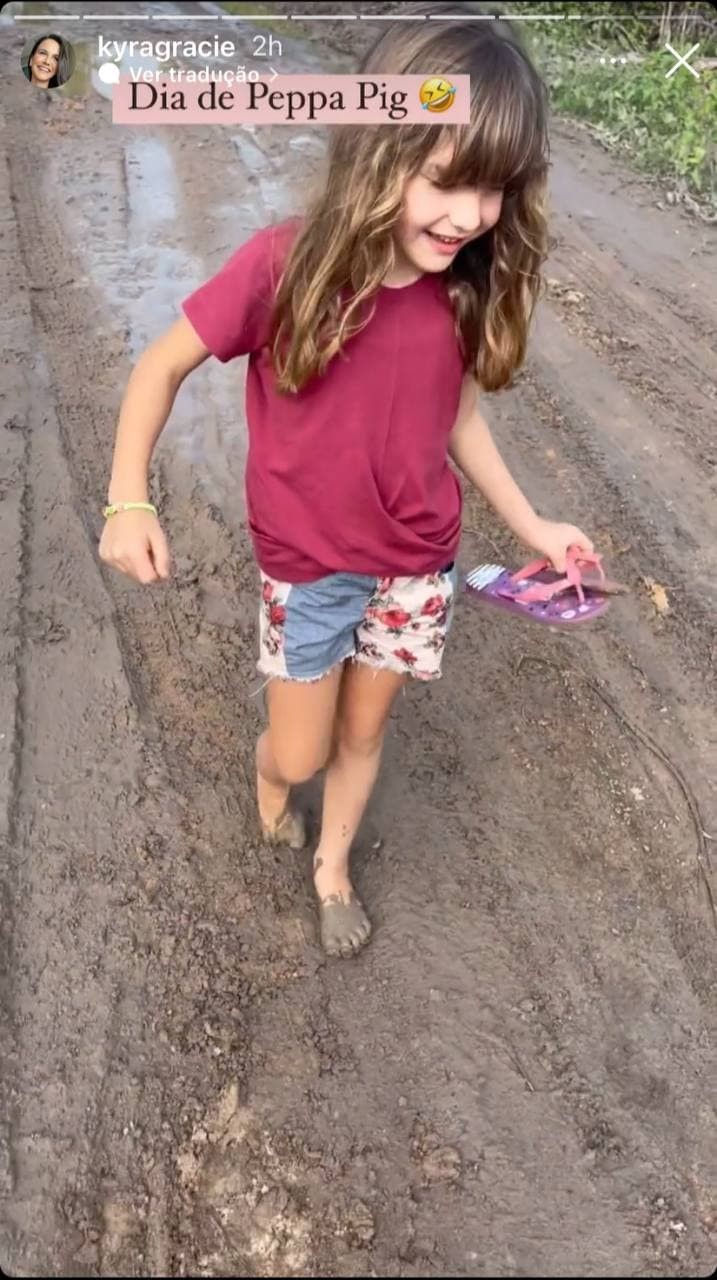 Kyra Gracie mostra filha brincando na lama (Foto: Reprodução / Instagram)