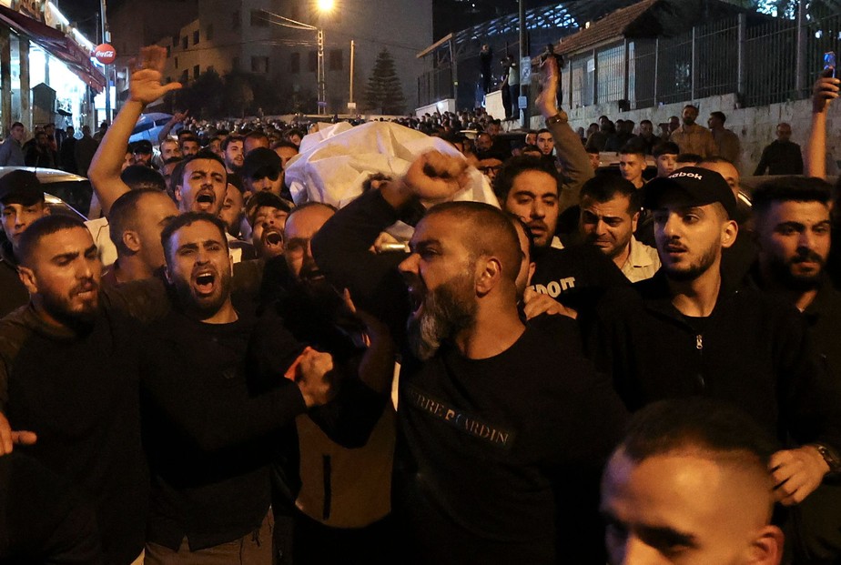 Revolta: palestinos carregam o corpo de uma das vítimas dos confrontos com forças israelenses em Nablus