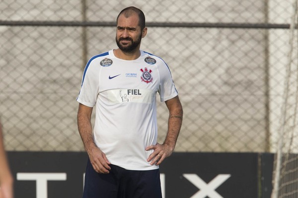 Corinthians vê Danilo perto de retorno, mas adia decisão sobre futuro