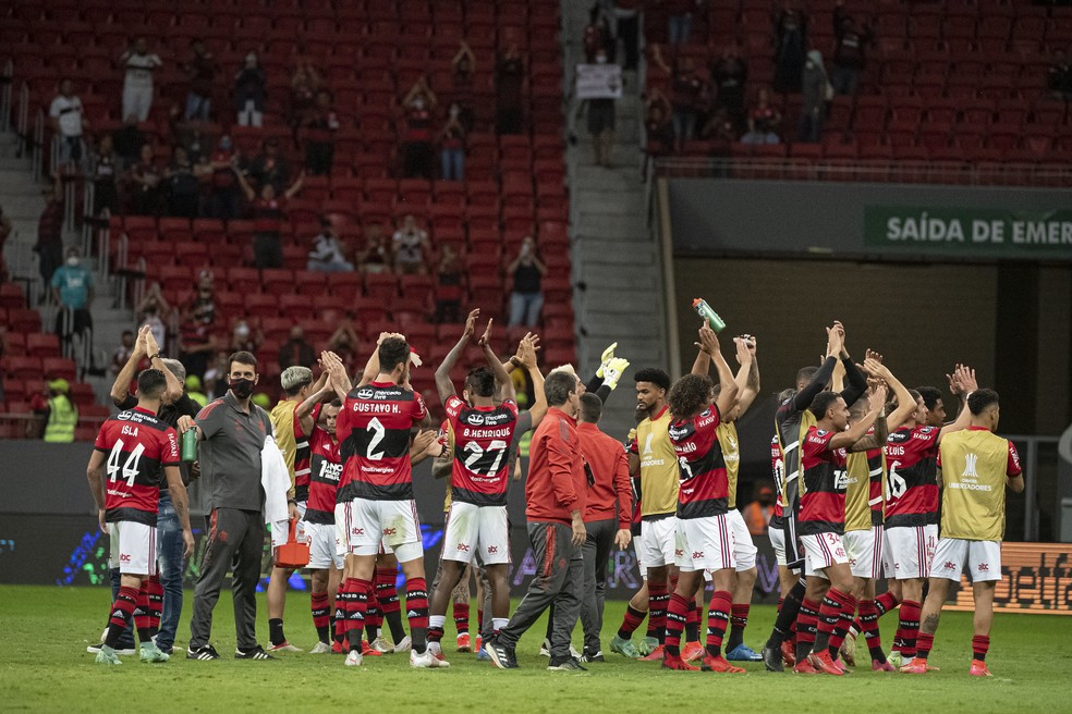 Jogadores do Flamengo agradecem o apoio dos torcedores — Foto: Alexandre Vidal/Flamengo