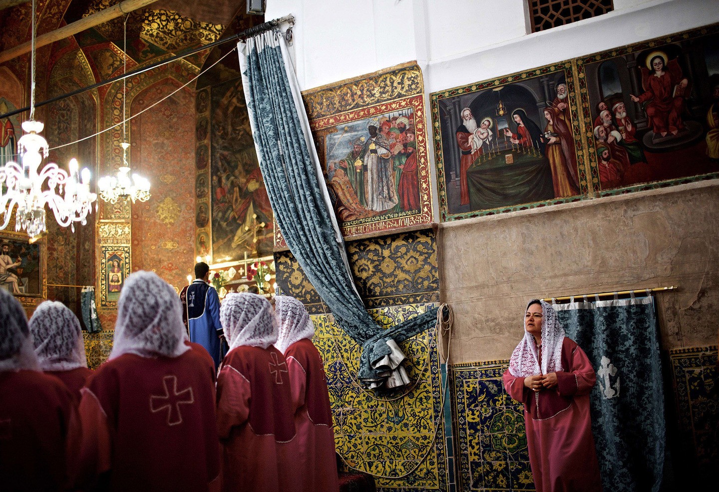 Um coro de iranianos e armênios, na igreja de St. Stepanos (Foto: Reprodução)