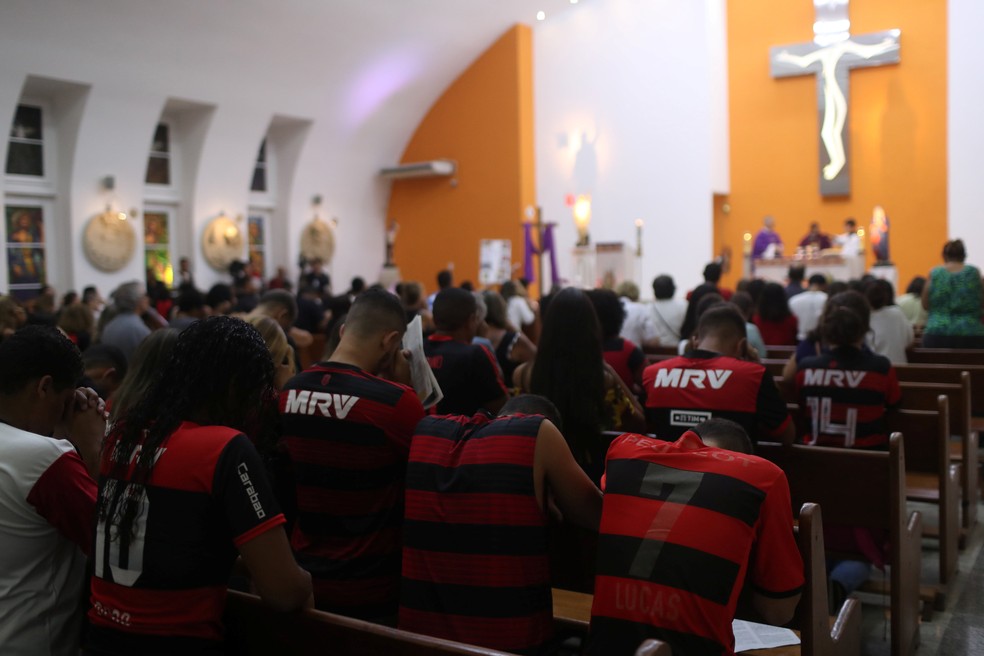 Torcedores na missa na ParÃ³quia SÃ£o SebastiÃ£o â Foto: Ricardo Moraes/Reuters