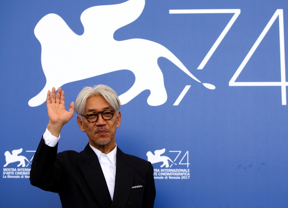 O músico e compositor japonês Ryuichi Sakamoto durante sessão de fotos para o filme "Ryuichi Sakamoto: Coda" no 74º Festival de Cinema de Veneza, em 2017. — Foto: Reuters/Alessandro Bianchi
