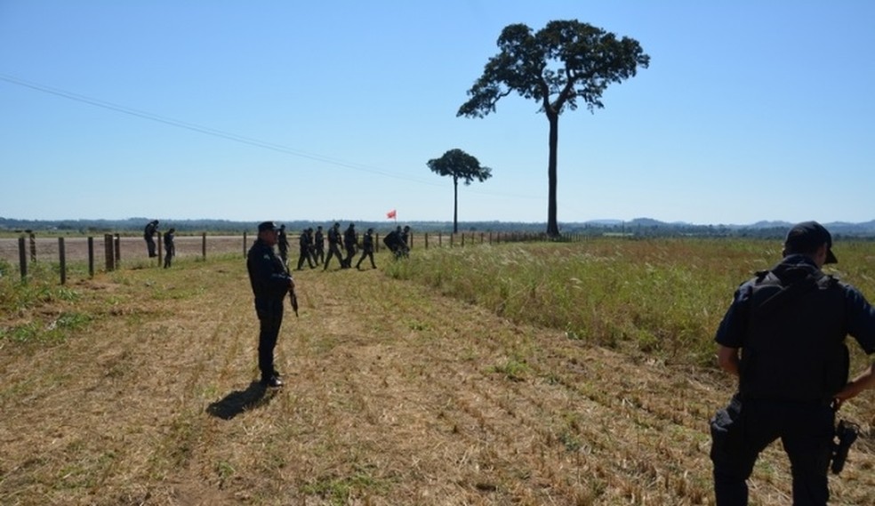Mais de 30 pessoas foram detidas pela polícia (Foto: PM/ Divulgação )