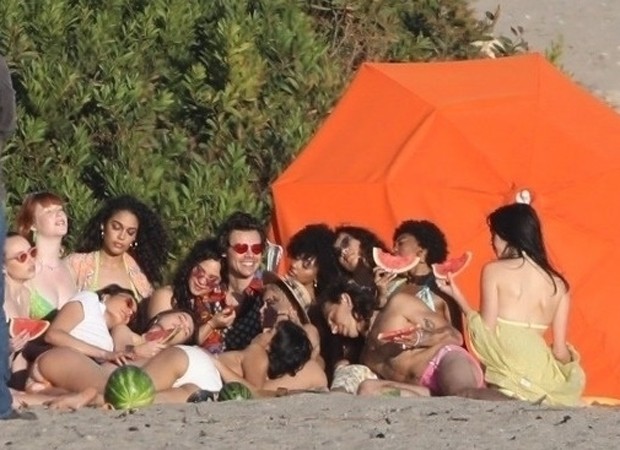 Harry Styles grava clipe cercado de mulheres em Malibu (Foto: Backgrid)
