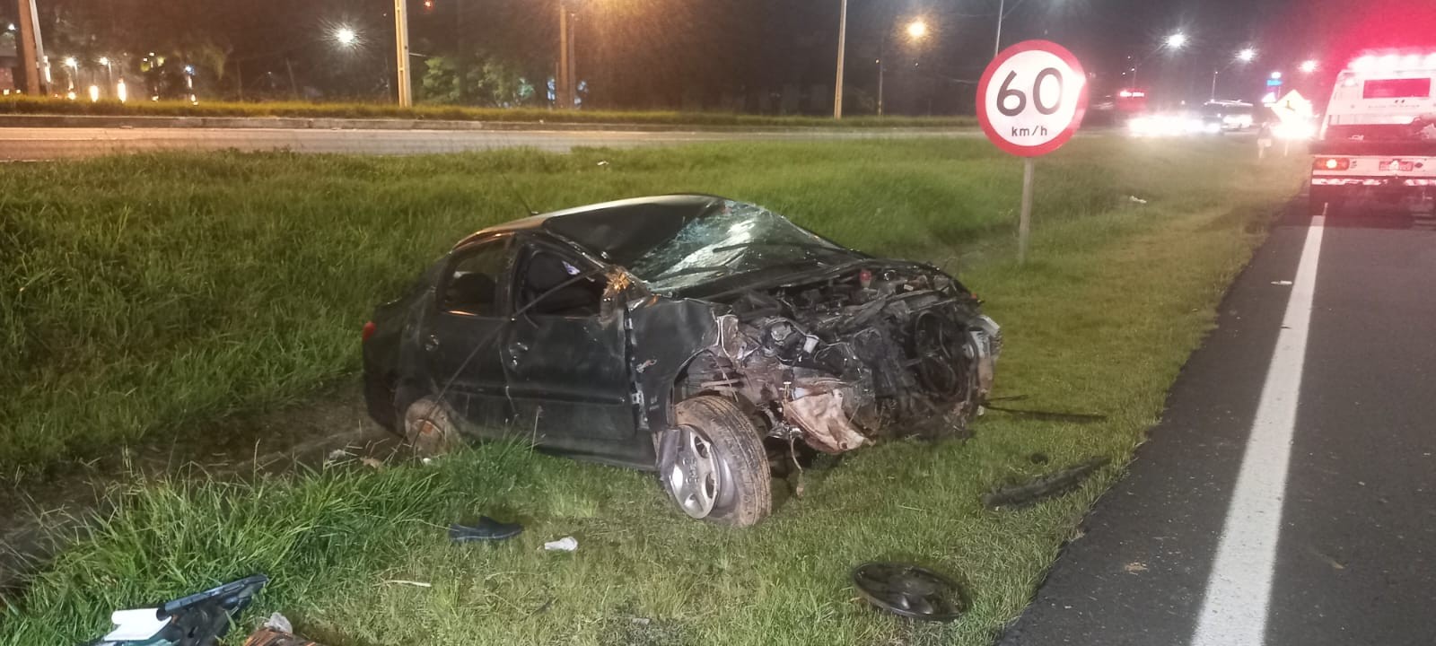 Idoso fica em estado grave após carro capotar na BR-277 em Curitiba