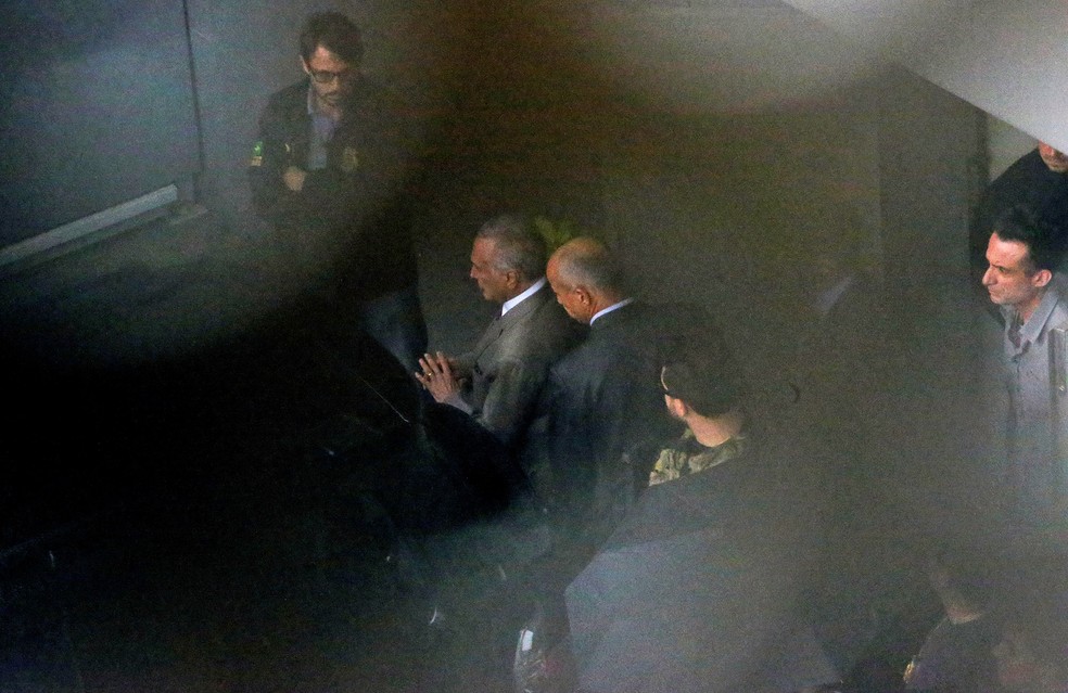 O ex-presidente Michel Temer (MDB) deixa área da Polícia Federal no Aeroporto Internacional de Guarulhos (SP), de onde seguiu para embarque em avião da PF rumo ao Rio de Janeiro — Foto: Amanda Perobelli/Reuters