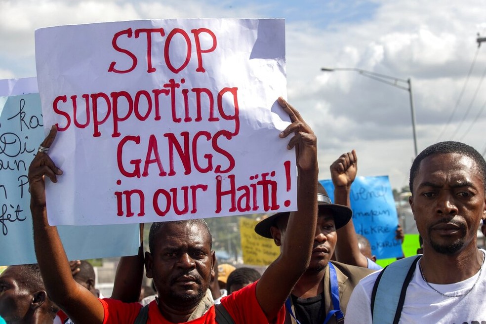 Imagem de dezembro de 2020 de um protesto em Porto Príncipe, no Haiti — Foto: Dieu Nalio Chery/AP