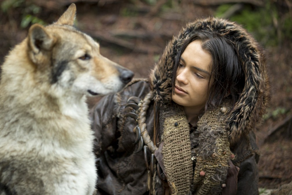 Ator Kodi Smit-McPhee em cena do filme 'Alfa' (Foto: Divulgação)