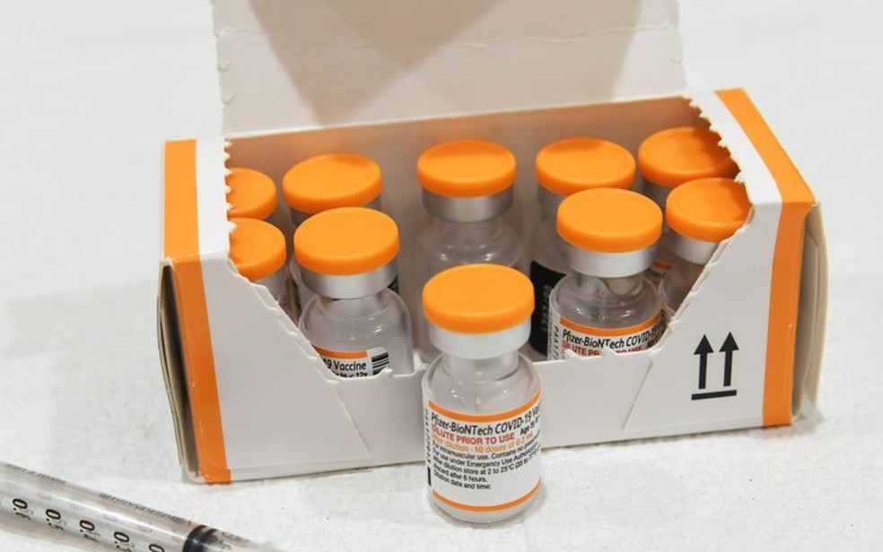 Frascos da vacina da Pfizer em versão pediátrica (laranja) — Foto: Reprodução/Agência Brasil