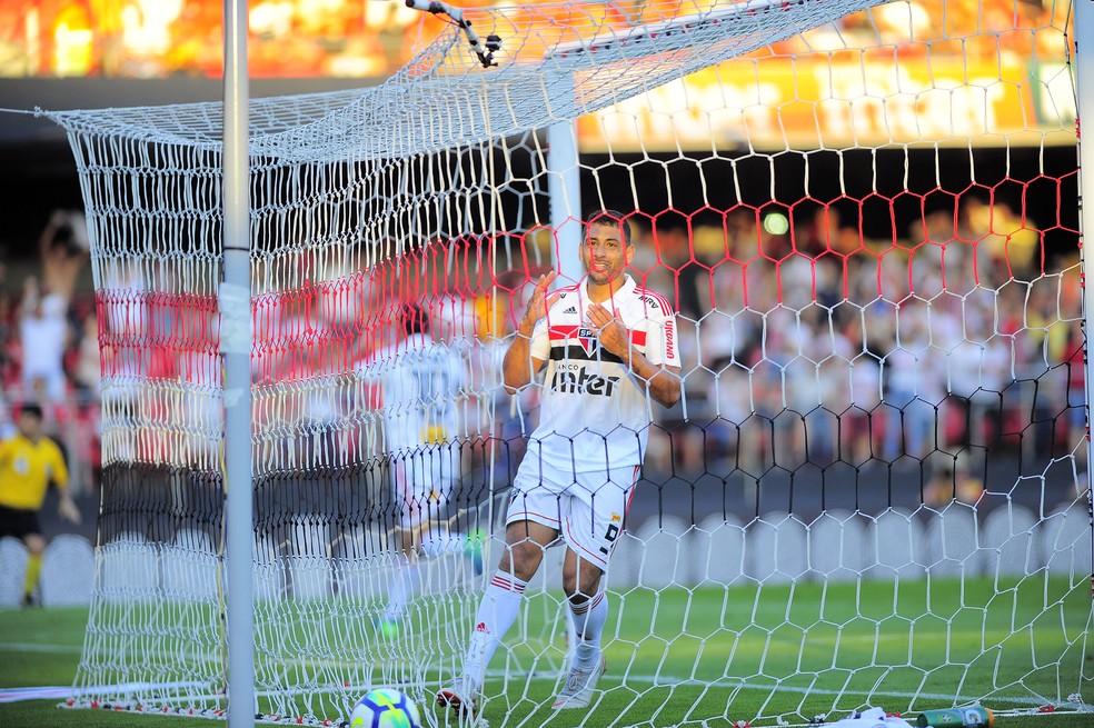 Diego Souza foi o jogador do São Paulo que mais foi às redes neste ano: 14 vezes — Foto: Marcos Ribolli