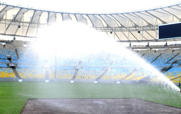 Maracanã: após utilização intensa do gramado, grande área é replantada