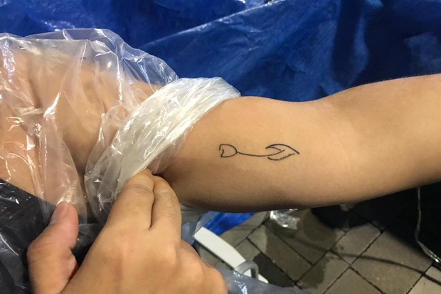 Juan Silva, fã de Sandy e Jr., mostra tattoos em homenagem à dupla (Foto: QUEM)